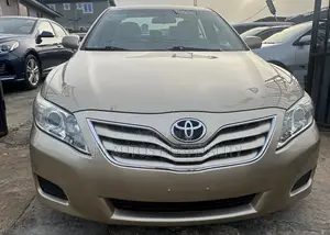 Toyota Camry XLE 4dr Sedan (2.5L 4cyl 6A) 2011 Gold