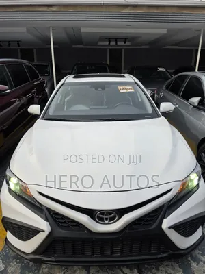 Toyota Camry SE 2021 White