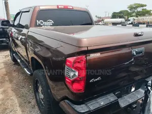 Toyota Tundra Platinum 5.7L V8 4x4 CrewMax 5.6 ft. box 145.7 in. WB