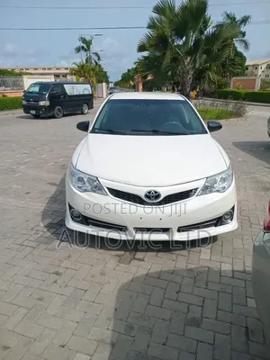 Toyota Camry SE 4dr Sedan (2.5L 4cyl 6A) 2012 White