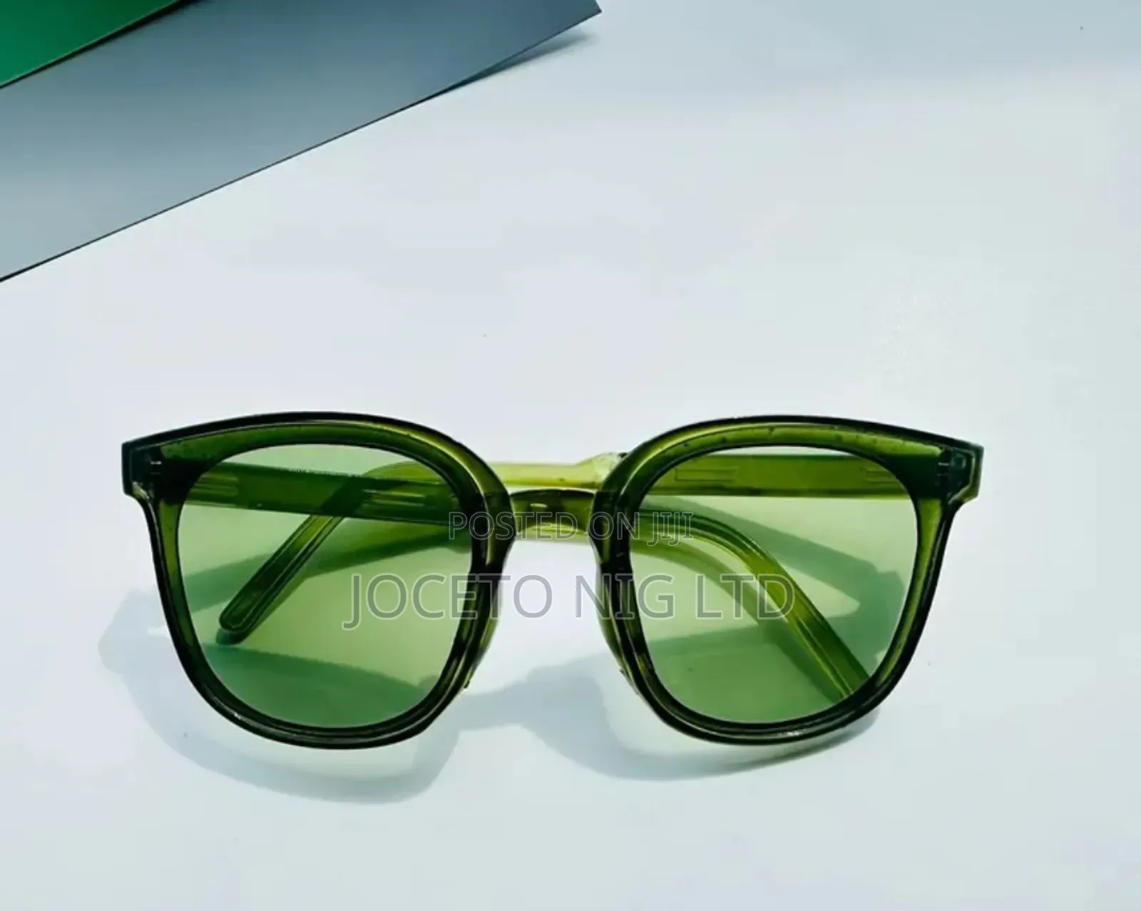 Fashionable Folding Glass