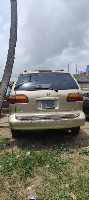 Toyota Sienna 2000 Gold