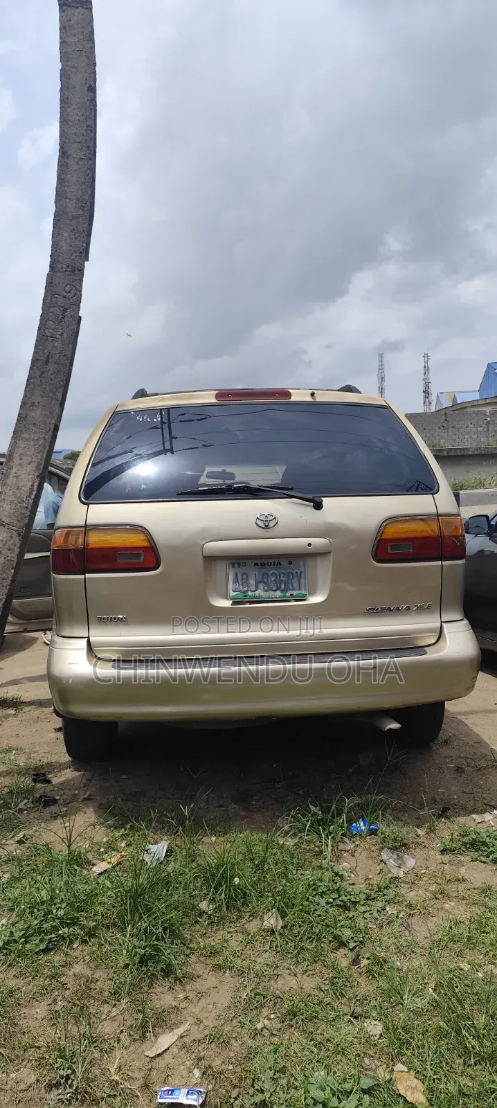 Toyota Sienna 2000 Gold