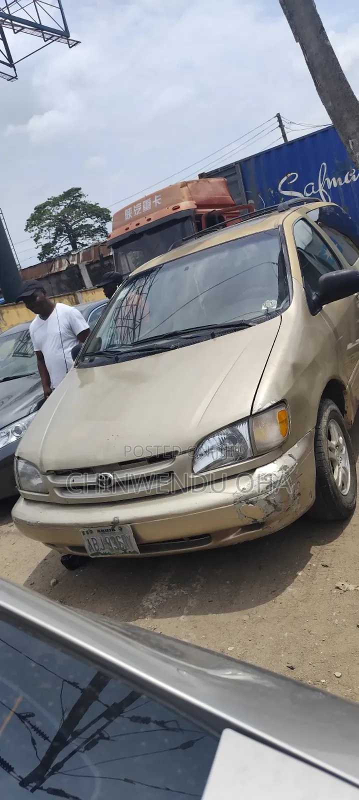 Toyota Sienna 2000 Gold