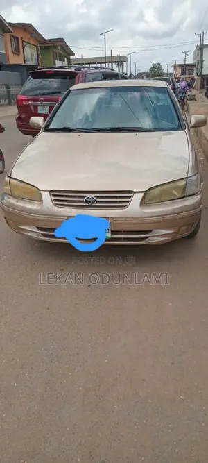 Toyota Camry CE 4dr Sedan (2.2L 4cyl 4A) 2000 Gold