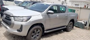 New Toyota Hilux 2025 Gray