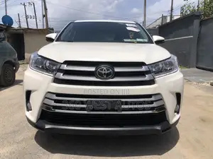 Toyota Highlander XLE 4x4 V6 (3.5L 6cyl 8A) 2017 White
