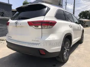 Toyota Highlander XLE 4x4 V6 (3.5L 6cyl 8A) 2017 White