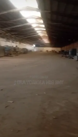 Massive Industrial Warehouse of 115,200 Square Feet