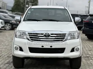 Toyota Hilux SR 4x4 2014 White