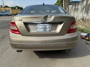 Mercedes-Benz C300 Luxury Sedan AWD (3.0L 6cyl 7A) 2009 Gold