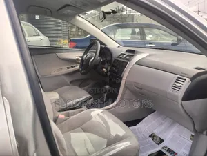 Toyota Corolla LE 4dr Sedan (1.8L 4cyl 4A) 2013 Silver