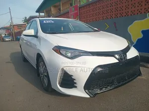 Toyota Corolla XLE (1.8L 4cyl 2A) 2018 White