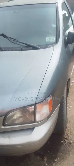 Toyota Sienna CE & 1 hatch 2000 Green