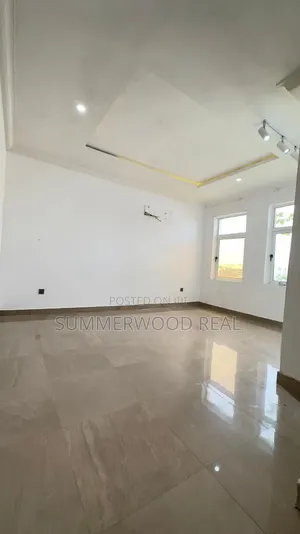 Mini Flat in Chevron for rent