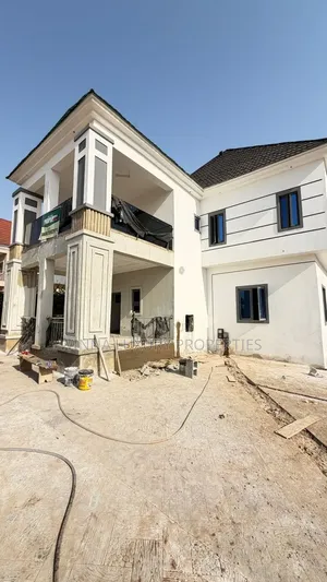 5bdrm Duplex in Basic Estate, for sale