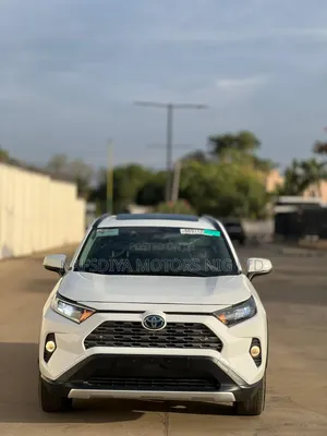 Toyota RAV4 XLE 2021 White