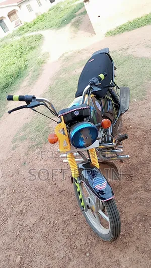 TVS HLX 125 2025 Yellow