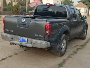 Nissan Frontier Crew Cab SE 4x4 2010 Gray