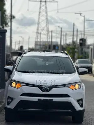 Toyota RAV4 XLE AWD (2.5L 4cyl 6A) 2017 White