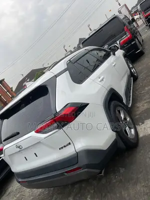 Toyota RAV4 2021 White