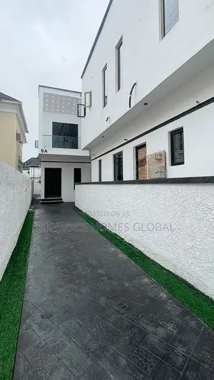 4bdrm Duplex in Chevron for sale