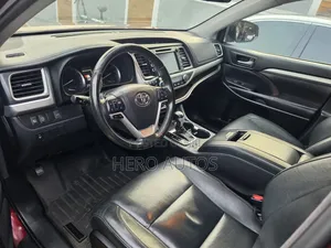 Toyota Highlander XLE 4x4 V6 (3.5L 6cyl 8A) 2017 Burgundy