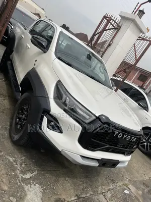 Toyota Hilux 2022 White
