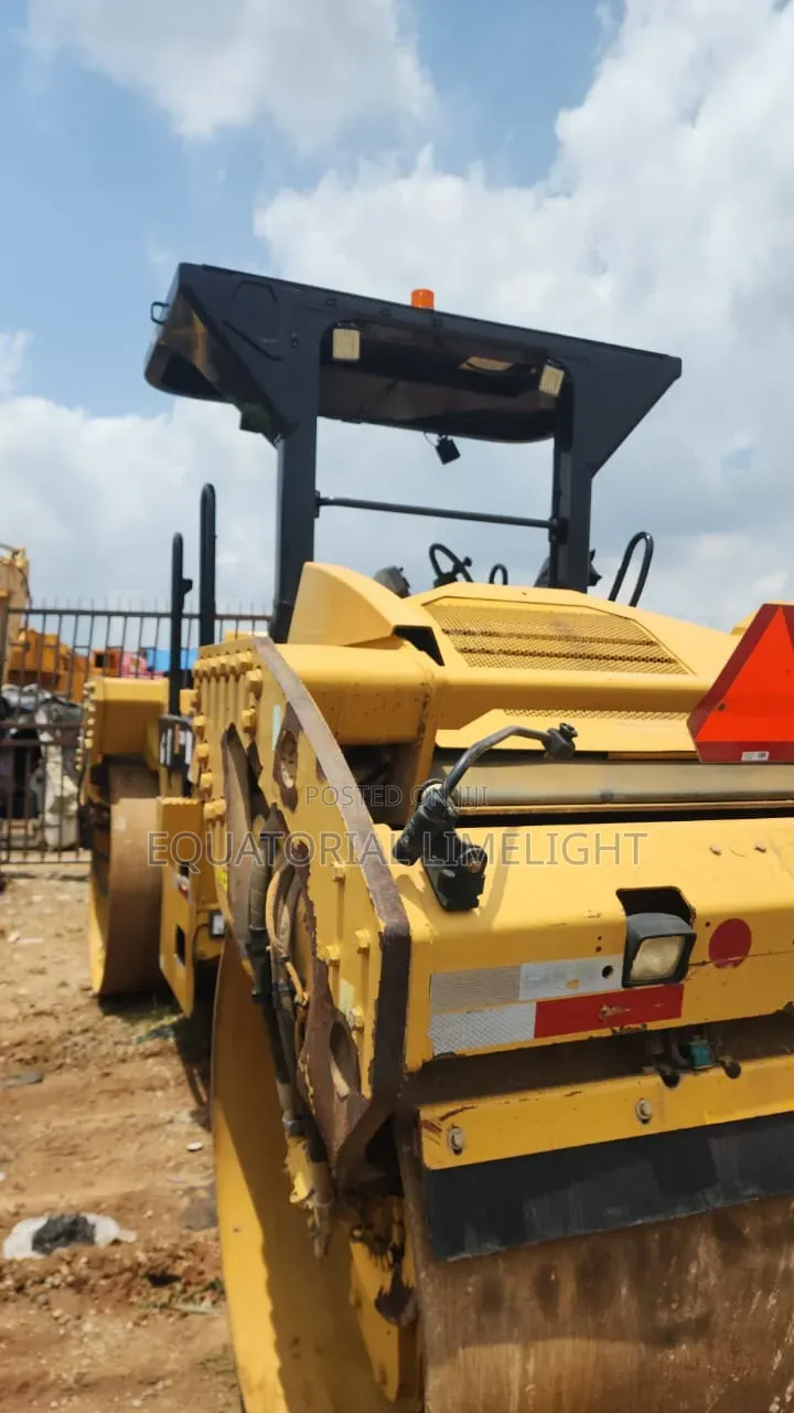 Caterpillar Cb64 Double Drum Roller