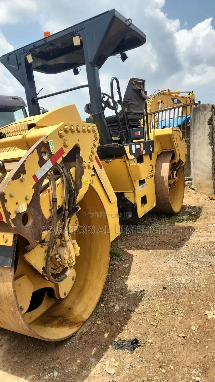Caterpillar Cb64 Double Drum Roller