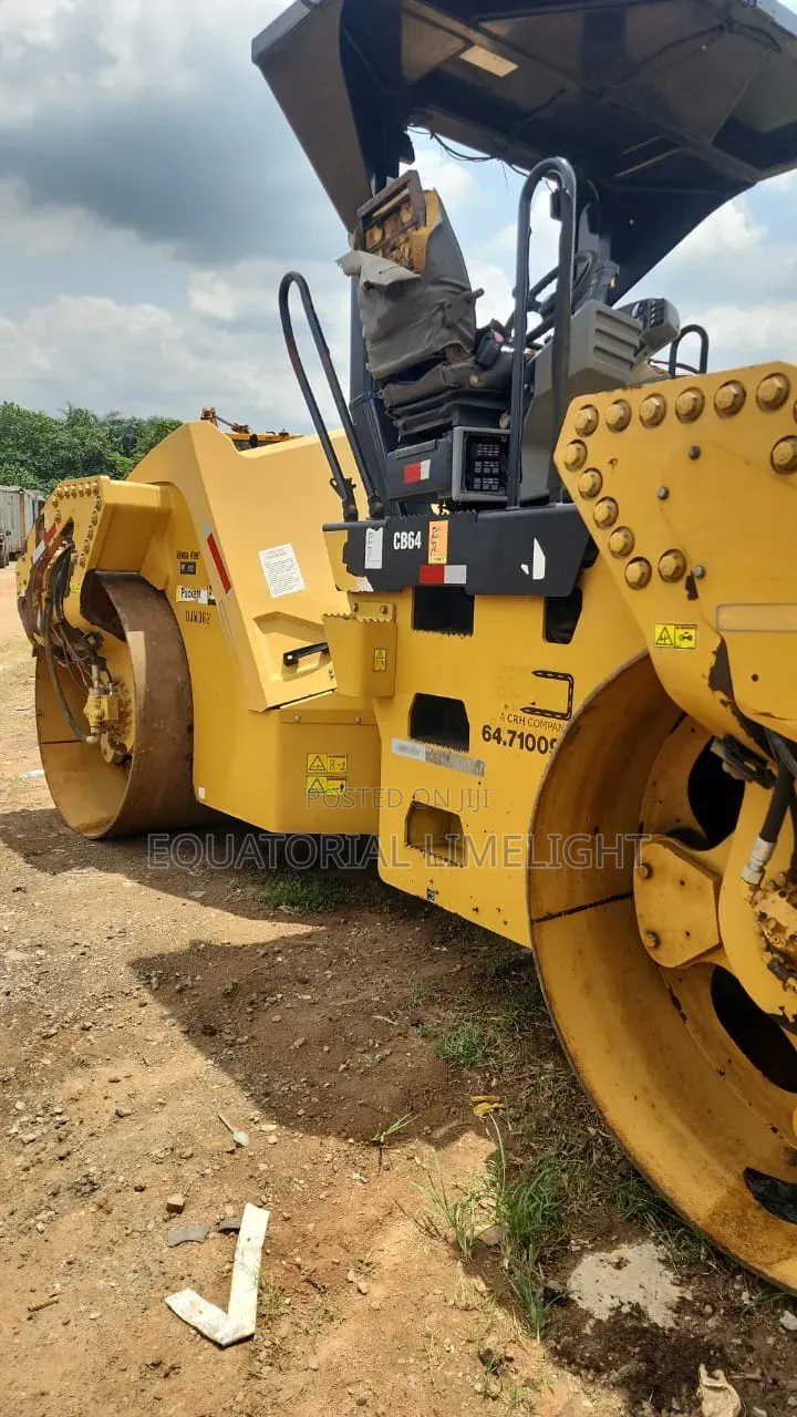 Caterpillar Cb64 Double Drum Roller