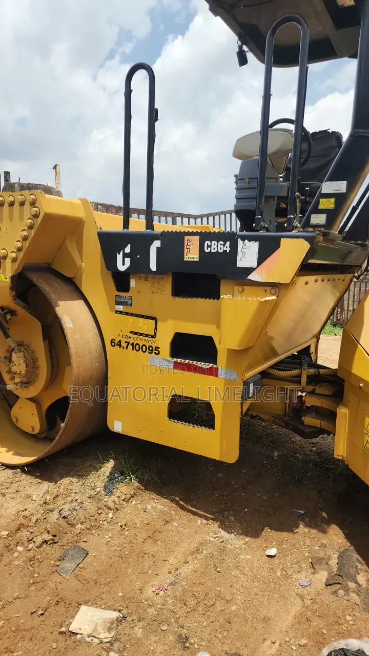 Caterpillar Cb64 Double Drum Roller