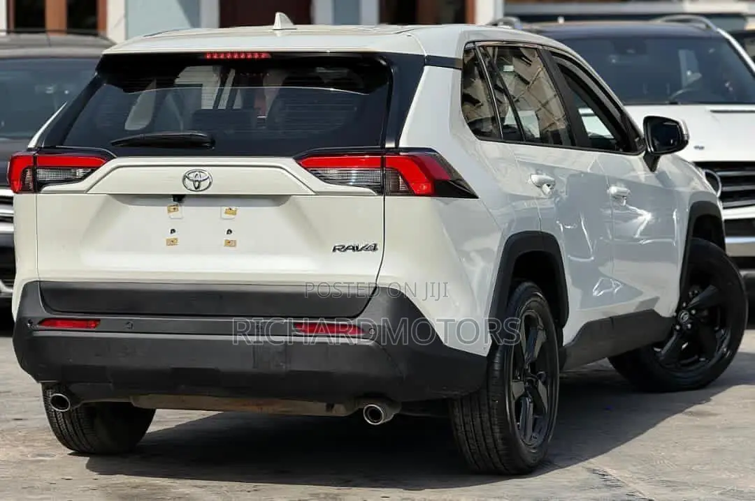 Toyota RAV4 Limited 2021 White