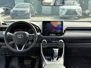 Toyota RAV4 Limited 2021 White