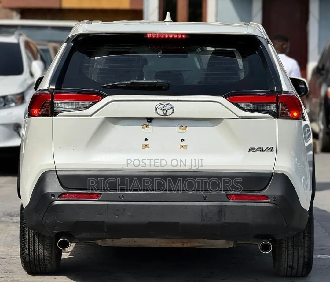 Toyota RAV4 Limited 2021 White