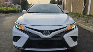 Toyota Camry SE (2.5L 4cyl 8A) 2019 White
