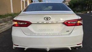 Toyota Camry SE (2.5L 4cyl 8A) 2019 White