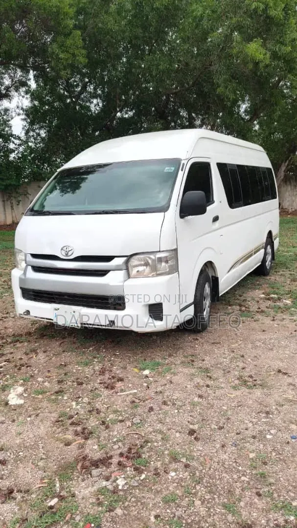 Toyota HiAce 2013 White