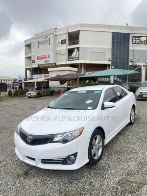 Toyota Camry SE 4dr Sedan (2.5L 4cyl 6A) 2013 White