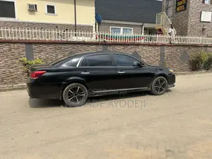 Toyota Avalon Base Sedan FWD (3.5L 6cyl 6A) 2012 Black