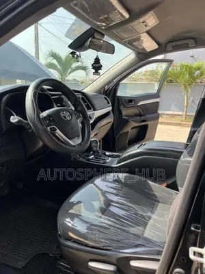Toyota Highlander LE 4x4 V6 (3.5L 6cyl 8A) 2018 Gray
