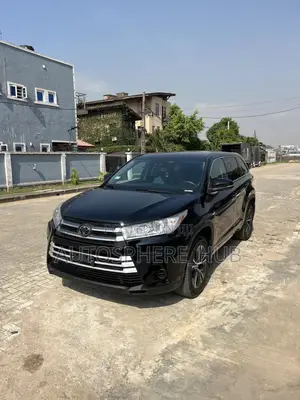 Toyota Highlander LE 4x4 V6 (3.5L 6cyl 8A) 2018 Gray