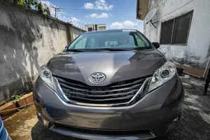 Toyota Sienna LE 7-Passenger 4dr Minivan AWD (3.5L 6cyl 6A) 2014 Brown