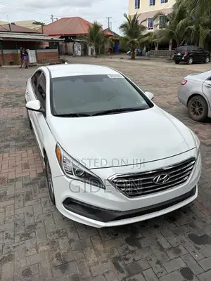Hyundai Sonata SE 4dr Sedan (2.4L 4cyl 6A) 2015 White