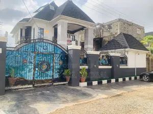 Fully Detached 4 Bedroom With the Properties Inside