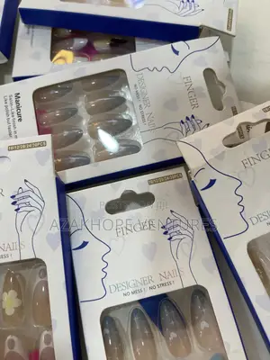 Finger Designer Nails / Press-on Manicure.