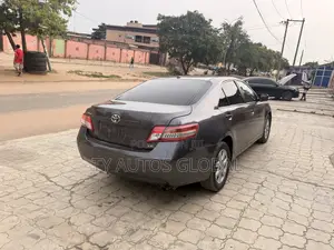 Toyota Camry LE 4dr Sedan (2.5L 4cyl 6A) 2011 Gray