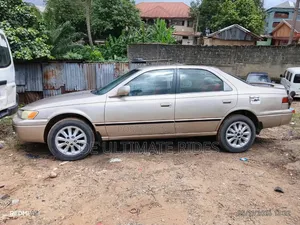 Toyota Camry LE 4dr Sedan (2.2L 4cyl 4A) 2001 Gold
