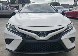 Toyota Camry SE FWD (2.5L 4cyl 8AM) 2018 White