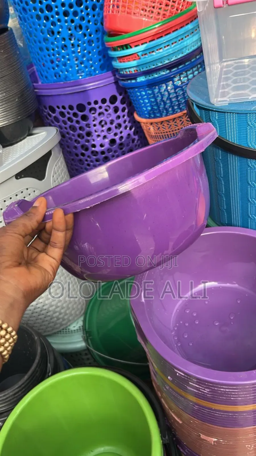 Round Bowl With Handle